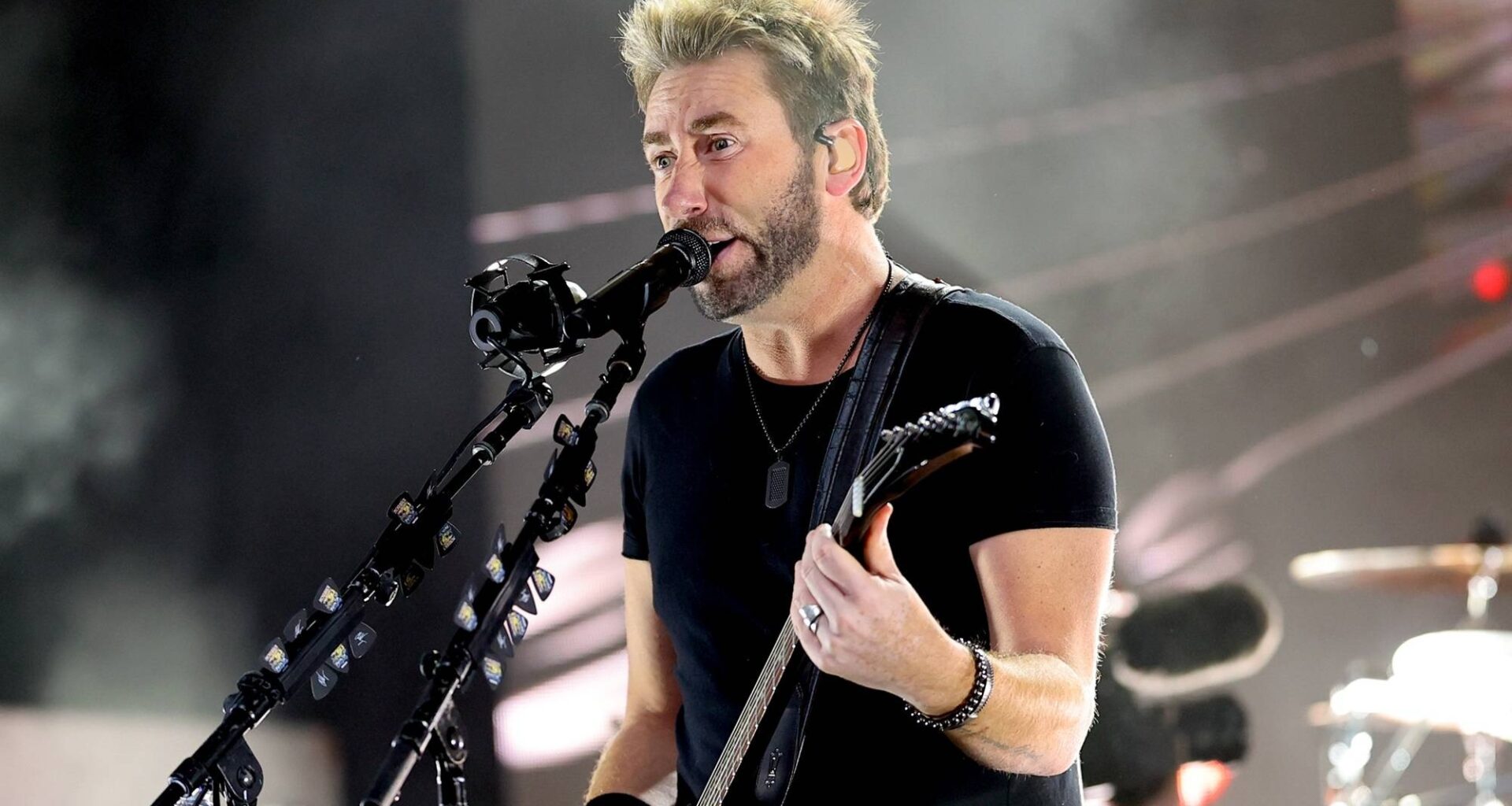 Watch viral video of Chad Kroeger singing Nickelback's 'Rockstar' to demanding fan in casino