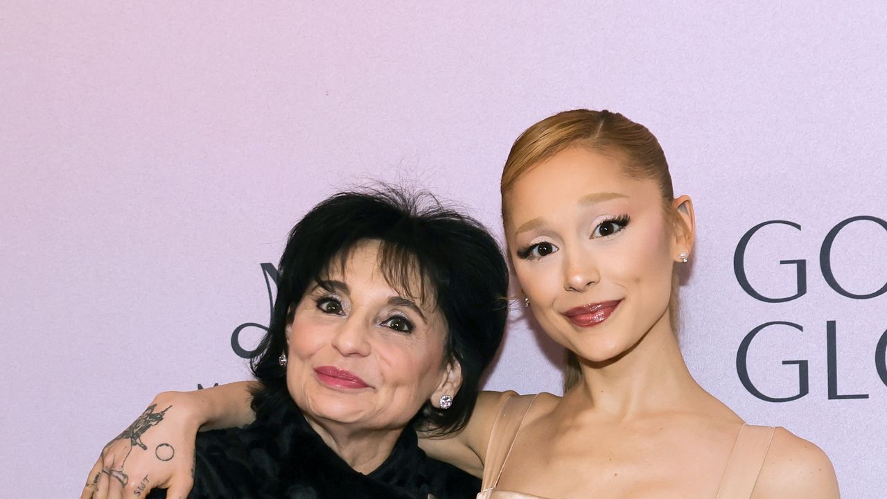 Ariana Grande and Her Mom Joan Perfect the Mother-Daughter Beauty Tutorial