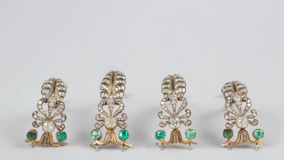 Four palmettes (originally attached by two points at the base and one at the top) have become detached from Empress Eugénie's crown. - Thomas Clot/Musée du Louvre