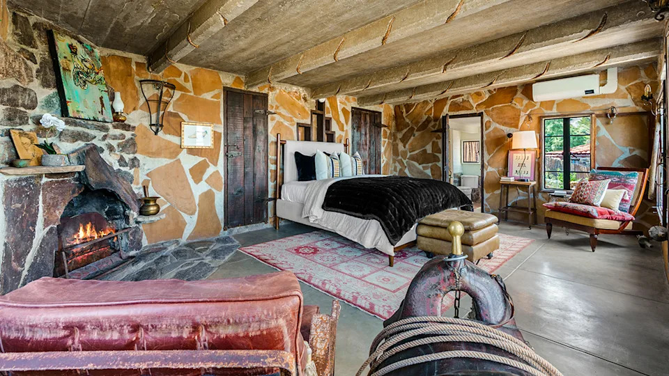 2550 South Araby Drive bedroom