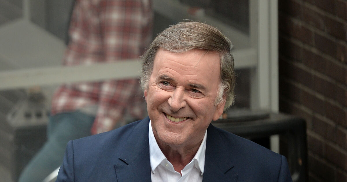 Dermot O’Leary plays tribute to Terry Wogan on 10th anniversary of his death