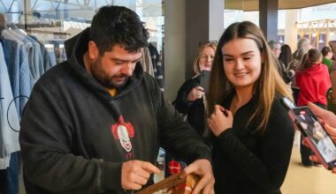 Mystery parcel shop opens in Cork as customers hunt iPhones and tech bargains