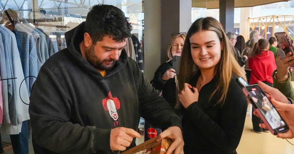 Mystery parcel shop opens in Cork as customers hunt iPhones and tech bargains
