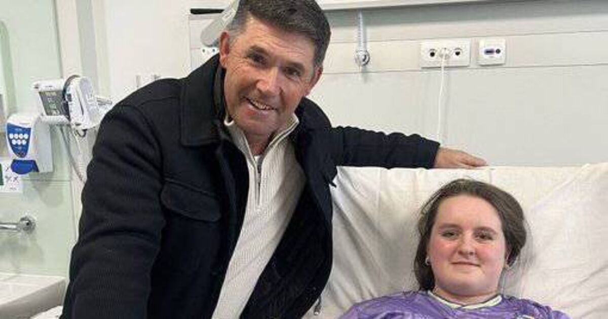 Golf legend Padraig Harrington visits West Cork teen Féile O'Sullivan in hospital