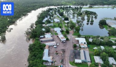 Daly River flooding expected to reach 14m peak on Monday, as minor damage to some homes reported