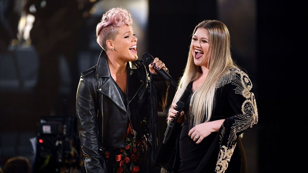 LOS ANGELES, CA - NOVEMBER 19:  Pink (L) and Kelly Clarkson perform onstage during the 2017 American Music Awards at Microsoft Theater on November 19, 2017 in Los Angeles, California.  (Photo by Kevin Winter/Getty Images)
