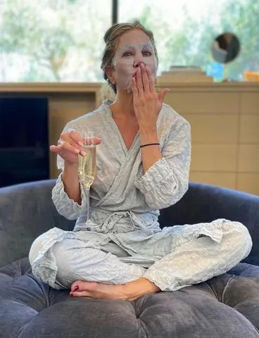 Jennifer Aniston wears a face mask in an Instagram photo. Jennifer Aniston/Instagram