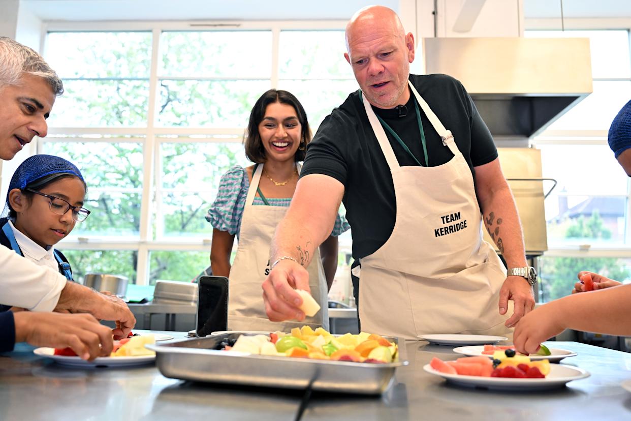 LONDON, ENGLAND - SEPTEMBER 06: The Mayor of London Sadiq Khan, Seema Pankhania and Tom Kerridge take part in a cooking contest with students during a visit to Henry Fawcett Primary School on September 06, 2024 in London, England. The Mayor marked the second year of his free school meals initiative, reaffirming his commitment to providing free meals for all state primary school children. He joined chef Tom Kerridge and food creator Seema Pankhania in a food prep competition with students before the school's first lunch service. (Photo by Jordan Peck/Getty Images)