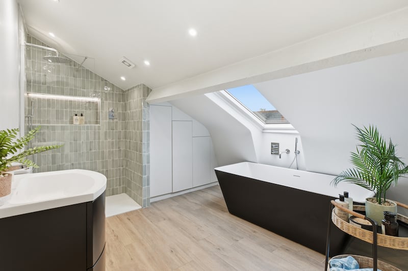 En suite for main bedroom