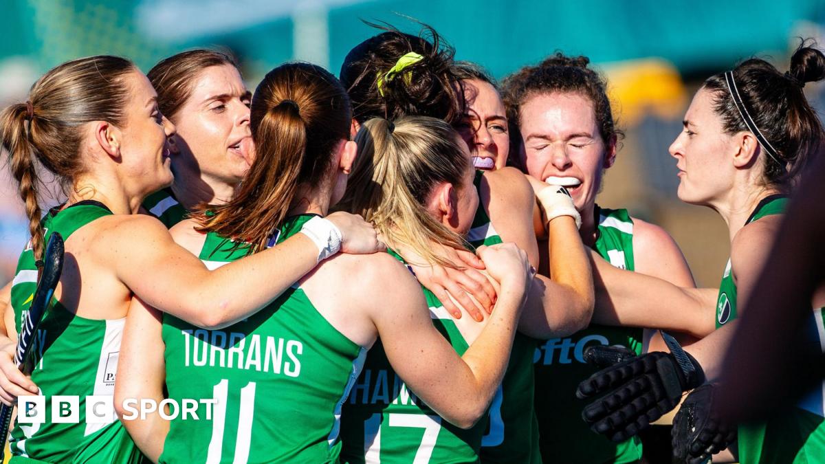 Ireland players celebrate Ellen Curran's goal