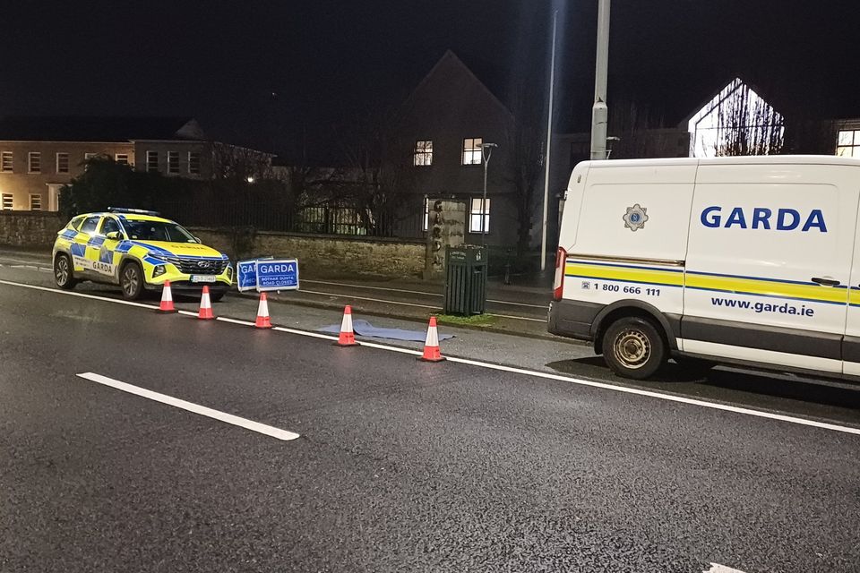 A blue coloured blanket can be seen lying inside a garda cordon outside Longford Garda Station.