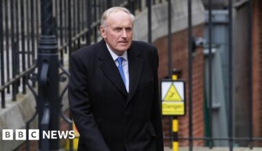 Former Daily Mail editor tells hacking trial allegations are 'preposterous' - BBC