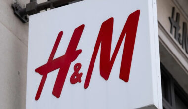 H&M's £10 ruched t-shirt is the flattering, elevated basic that will transform 'jeans and a nice top' outfits