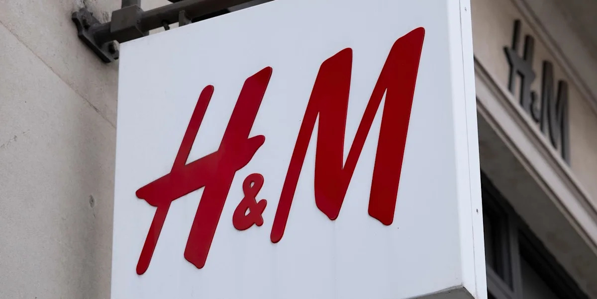 H&M's £10 ruched t-shirt is the flattering, elevated basic that will transform 'jeans and a nice top' outfits