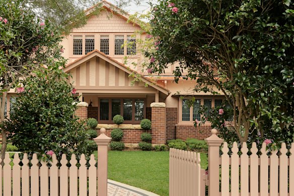 It’s hard to have a bad time in a pink space, says Greg Natale. He designed this charming entry in soft pink tones to this Sydney home.