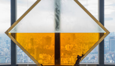 Wada Reijiro "MITTAG" 2025 Glass, brass, bronze, and brandy 238 x 212 x 79 cm Production Support / Courtesy: SCAI THE BATHHOUSE, Tokyo Installation view: "Roppongi Crossing 2025: What Passes Is Time. We Are Eternal.", Mori Art Museum, Tokyo, 2025-2026 Photo: Takehisa Naoki Photo courtesy: Mori Art Museum, Tokyo