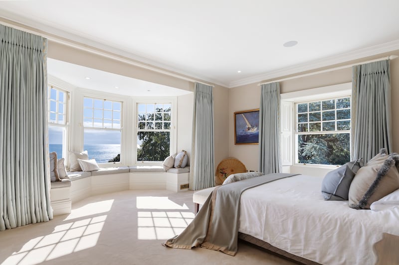 Main bedroom with walk-in dressingroom and en suite