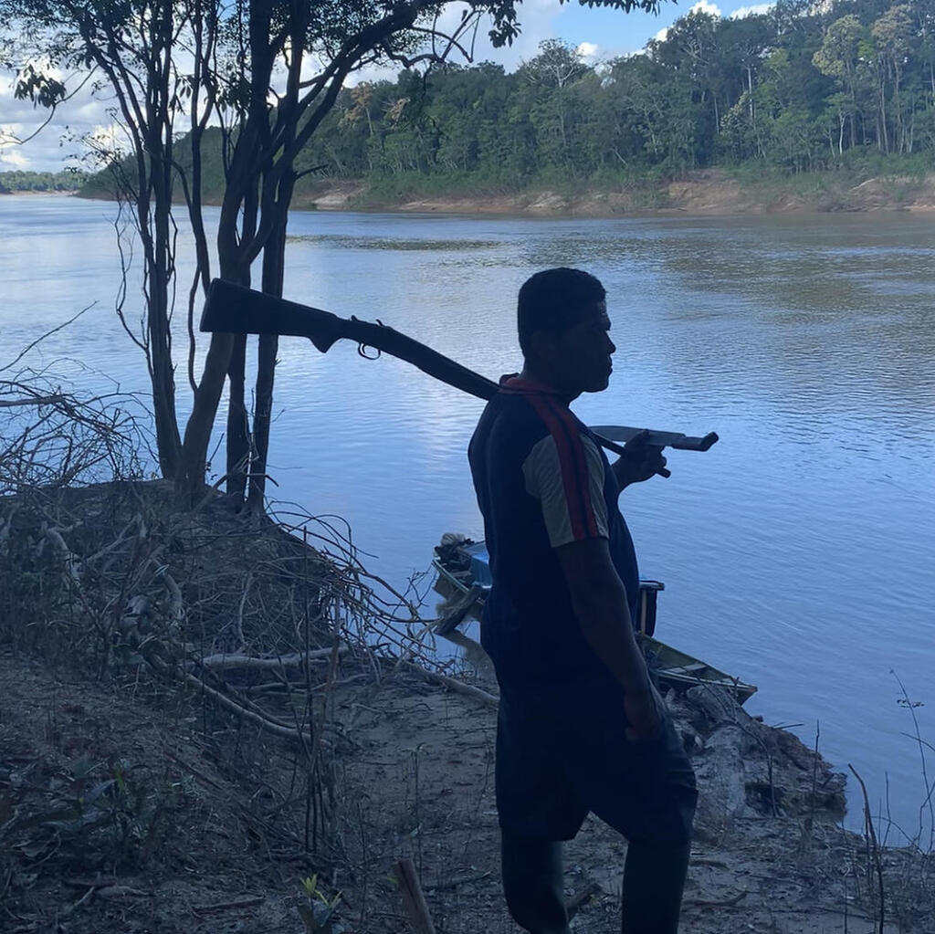 A machete in one hand and a rifle in the other: Life in the Amazon (Photo: Guy Steinbruch) הדר וגימצ'אטה ביד אחת, רובה ביד השנייה - החיים באמזונס
