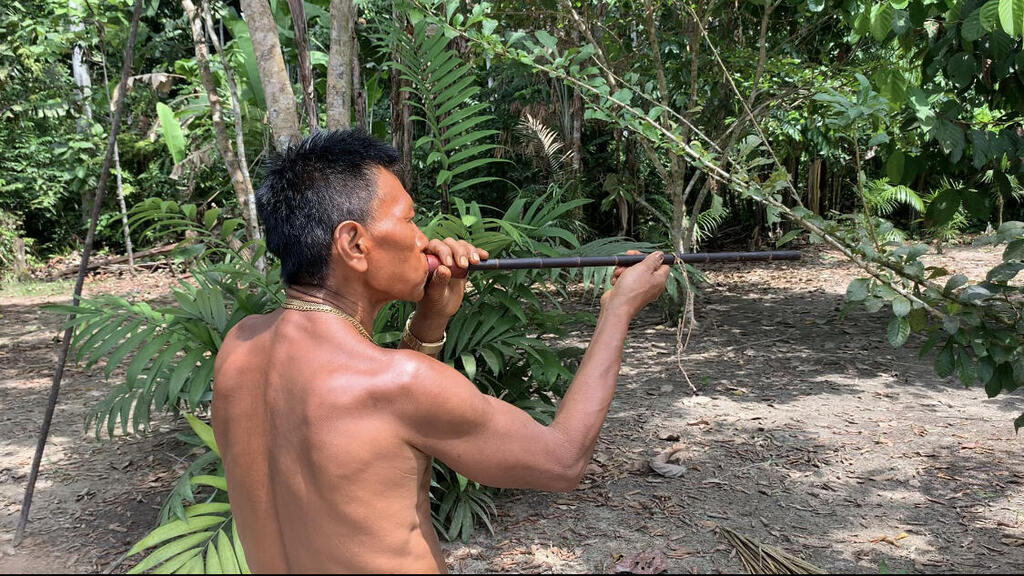 Fermin teaching how to hunt (Photo: Guy Steinbruch) פרמין מלמד אותנו לירות ברובה באוויר