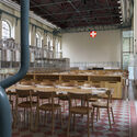 Cortesia de Eduardo Souto de Moura + Nuno Graça Moura Transformation of the Former Military Maintenance Power Plant into the Browers Beato Microbrewery and Restaurant / Eduardo Souto de Moura + Nuno Graça Moura - Interior Photography, Dining room, Glass, Arcade