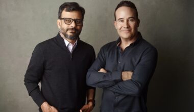a picture showing the co-founders of Kana, Tom Chavez and Vivek Vaidya, leaning against a grey background