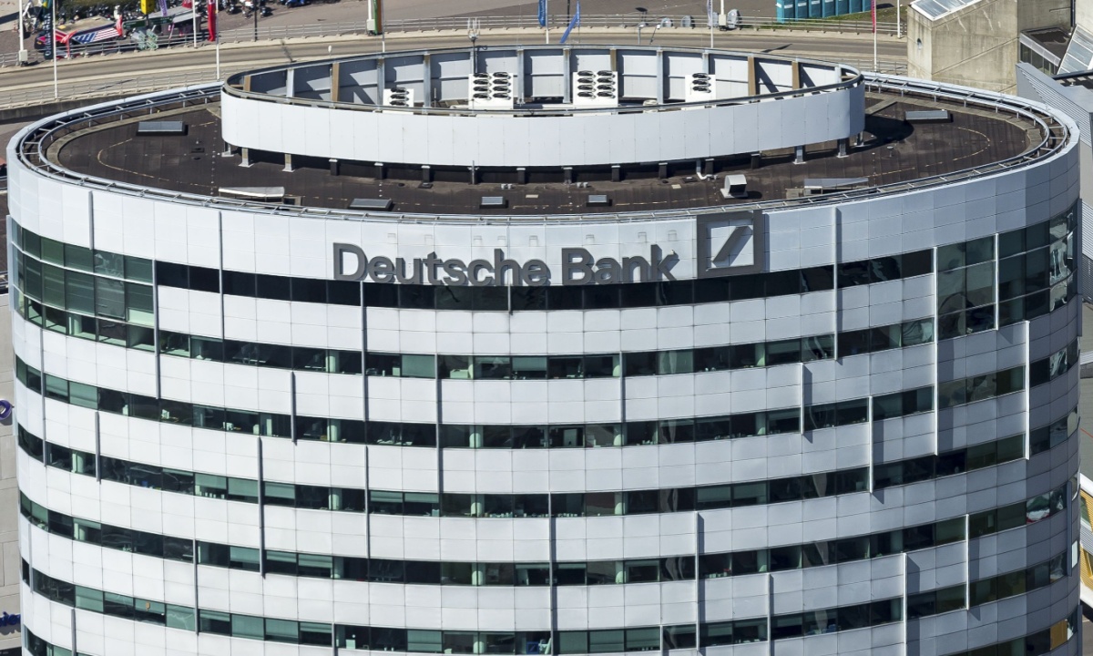 Deutsche Bank Warns Software Debt Faces AI Threat