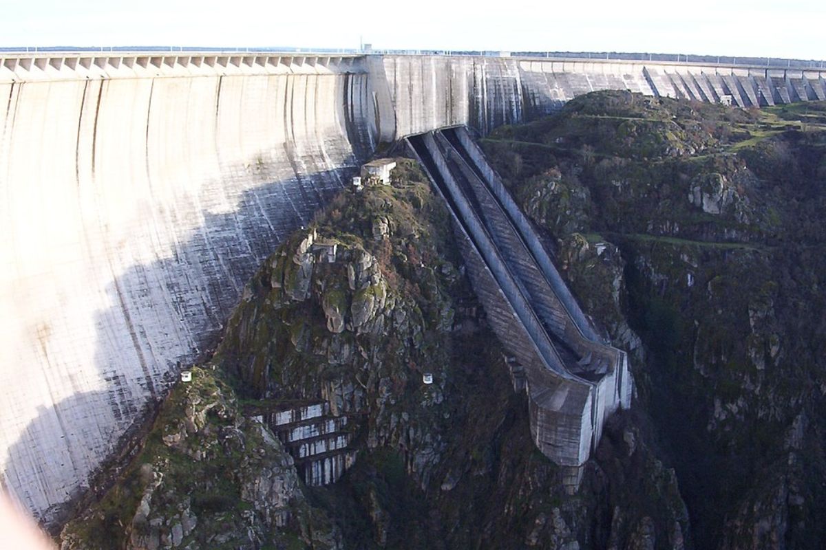 Spain transforms reservoirs into a shield against floods to generate energy; full dams hold back floods in February, prevent disasters, and also generate energy.