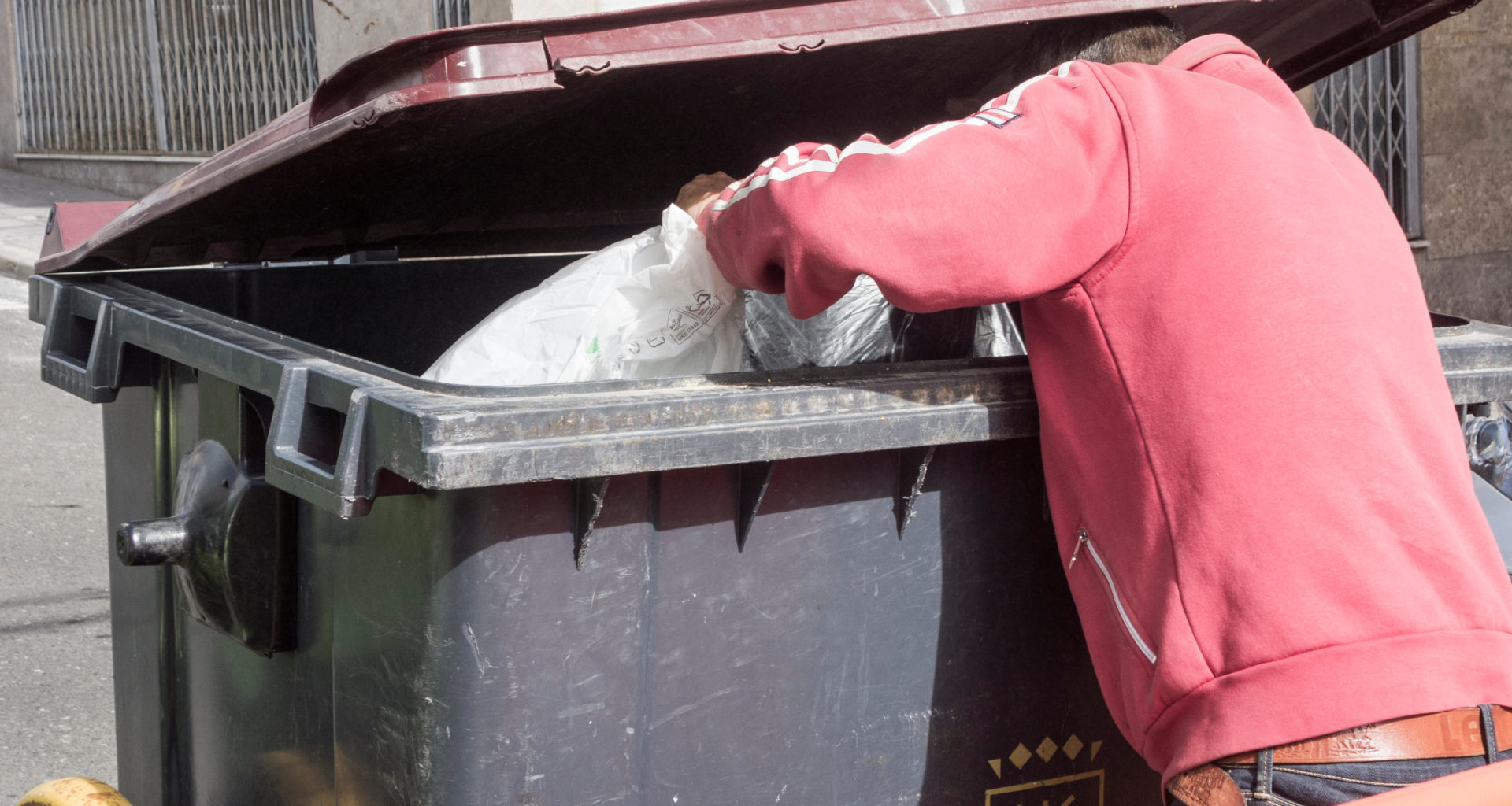 Deposit Return Scheme: Cllr calls for re-think due to 'bin scavengers'