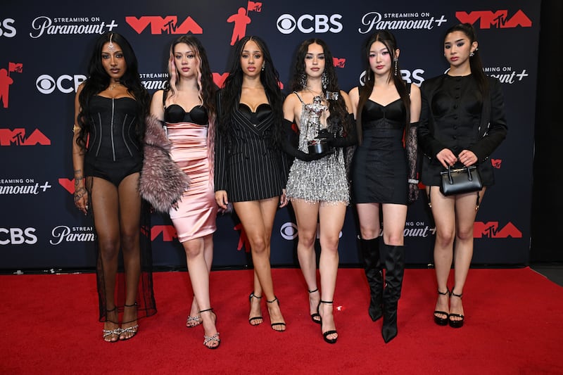 (from left) Lara Raj, Megan Skiendiel, Manon Bannerman, Daniela Avanzini, Jeong Yoonchae, and Sophia Laforteza of Katseye