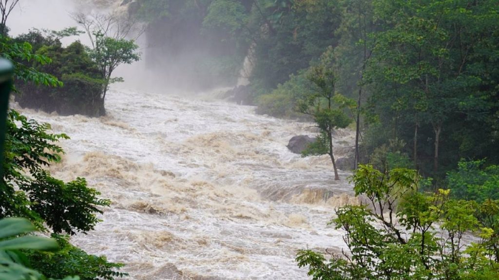 UPDATE: Flood advisory, high surf warning in effect for leeward areas of the Big Island : Big Island Now