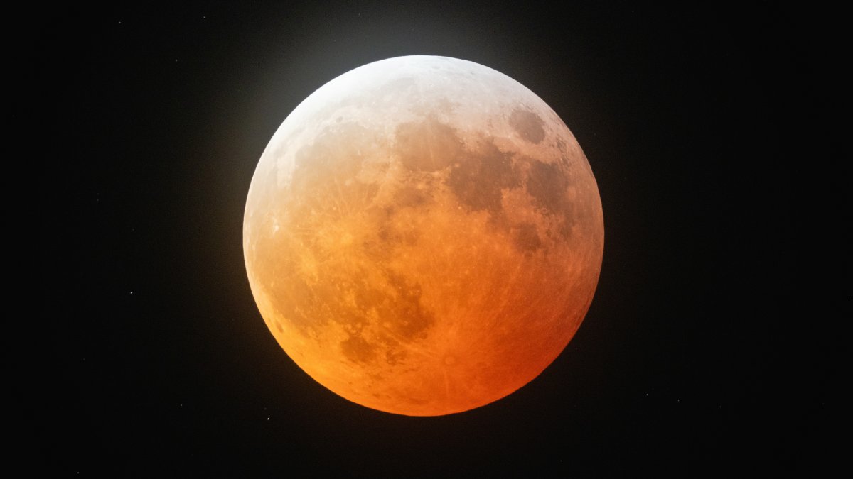 A total lunar eclipse will turn the moon blood red on Tuesday – NBC 5 Dallas-Fort Worth