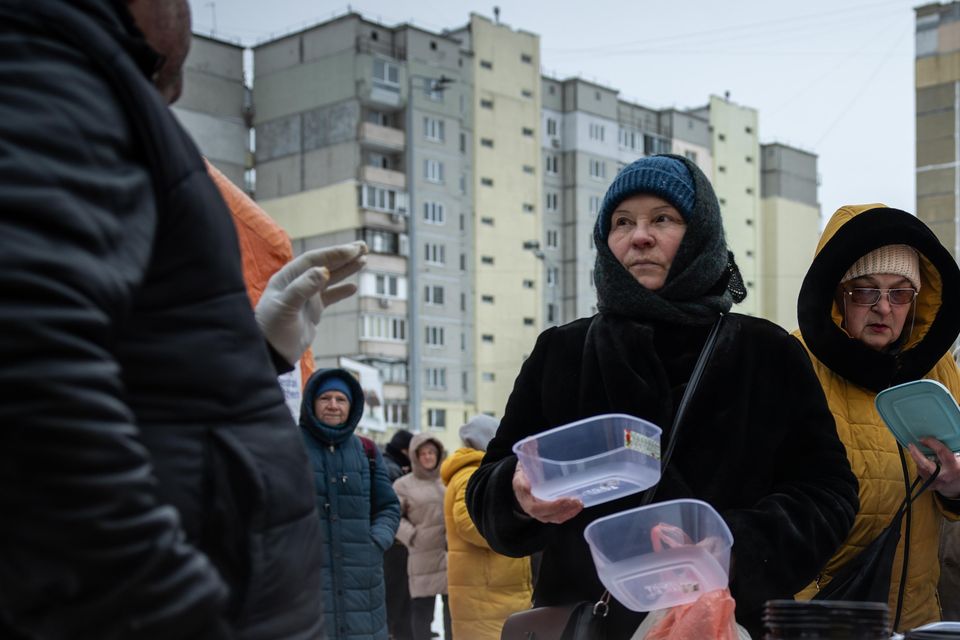People wait in freezing temperatures to receive food aid distributed by the World Central Kitchen at a relief point in Kyiv, Ukraine. Photo: Getty