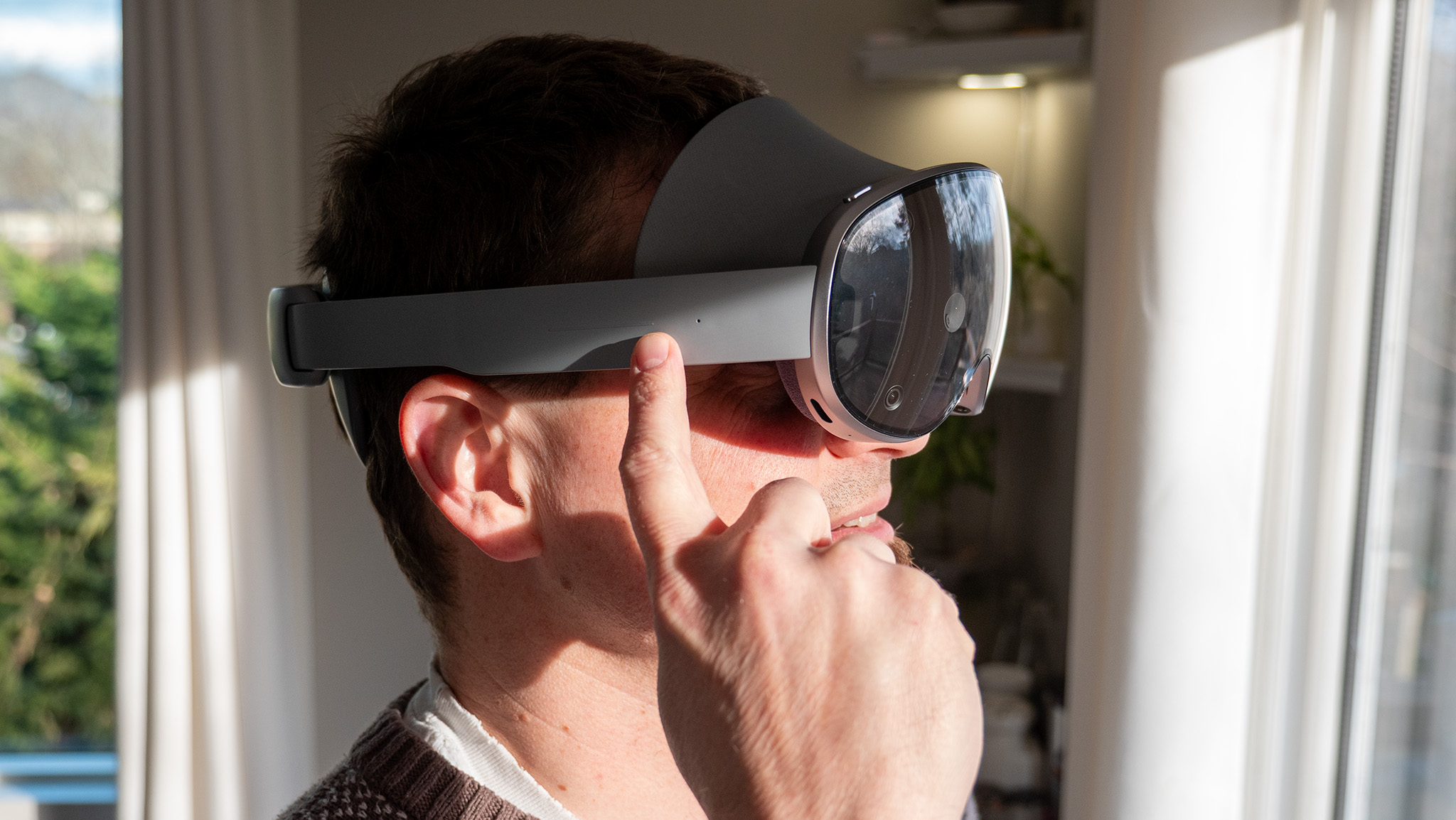 Tapping the touch pad on the right side of the Samsung Galaxy XR