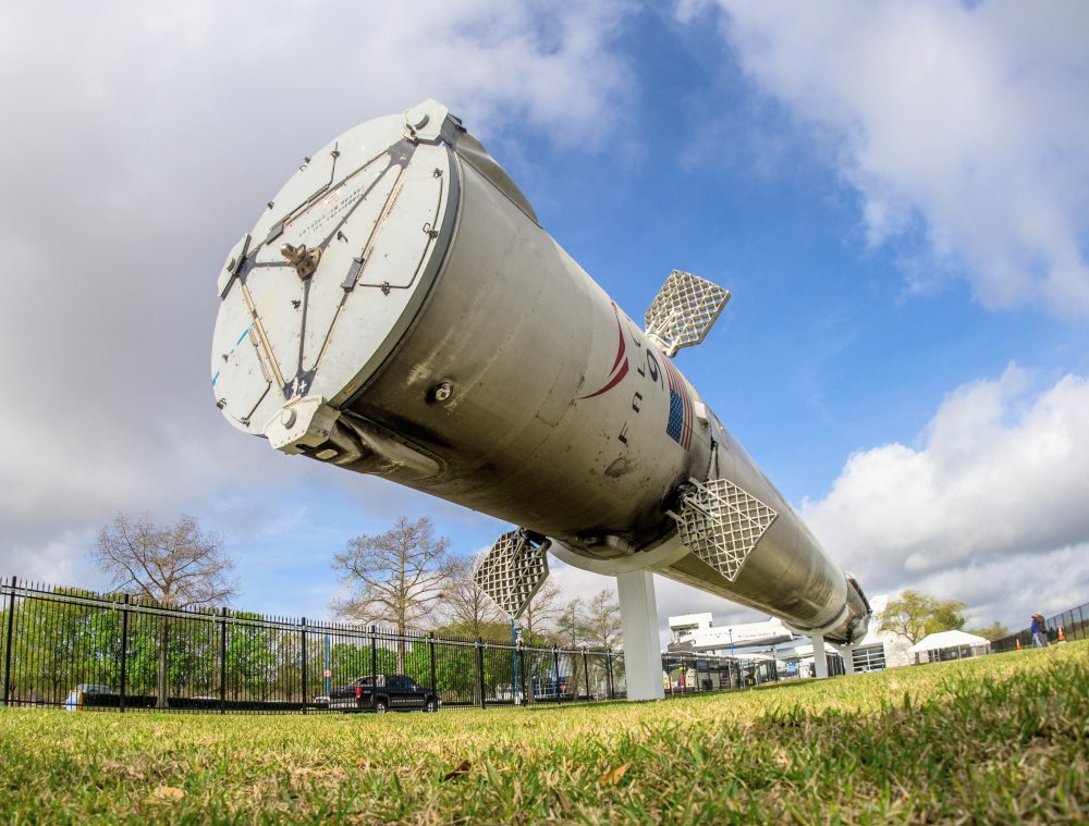 Rocket re-entry triggers sudden lithium spike high above Earth