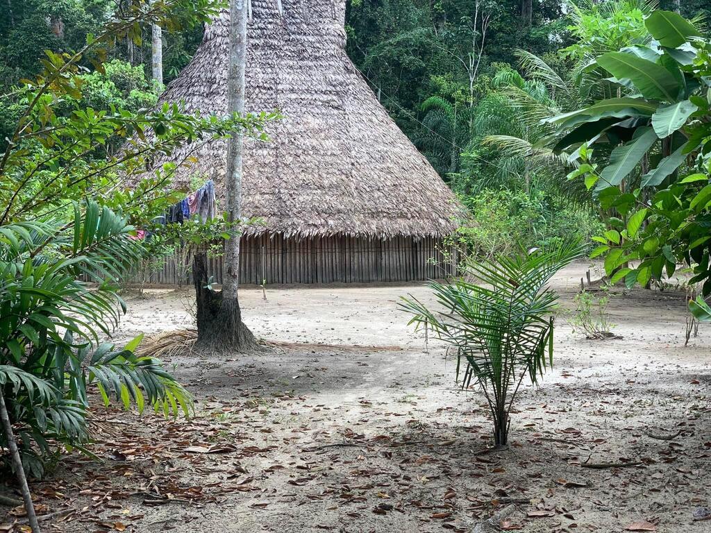 The traditional maloca at shaman Fermin’s (Photo: Guy Steinbruch) המבנה המסורתי שנקרה "מלוכה" אצל השמאן פרמין