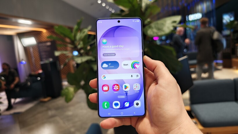 Samsung Galaxy S26 Ultra home screen
