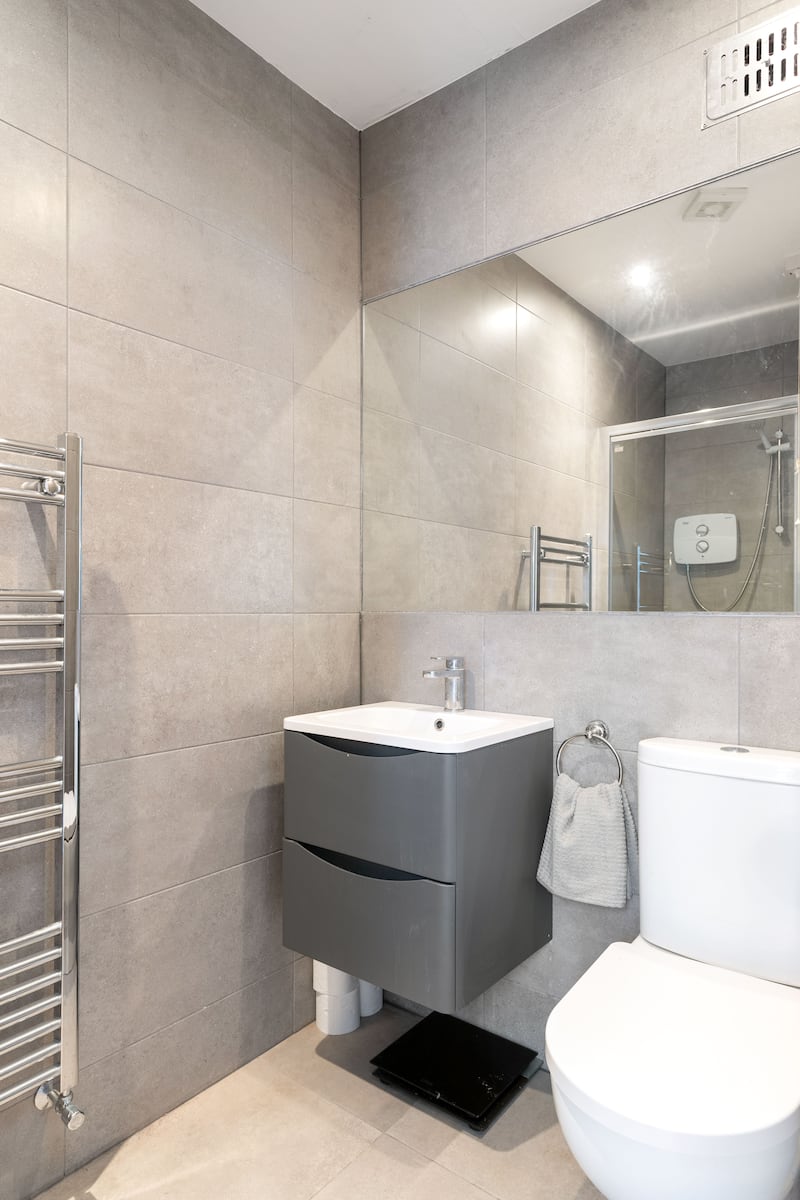 En suite for main bedroom