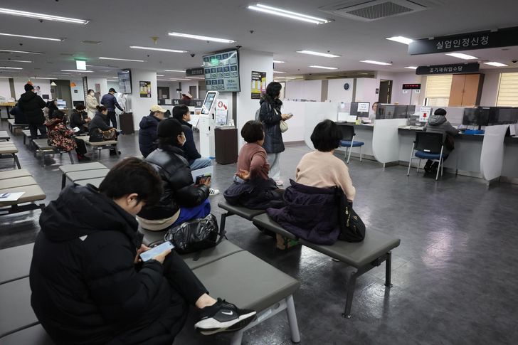 People file unemployment benefit applications at the Seoul Western Employment Welfare Plus Center in Mapo District, Seoul, Feb. 11. Yonhap