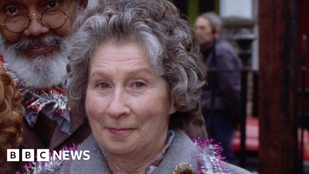 Former EastEnders star Elizabeth Kelly dies at the age of 104 - BBC