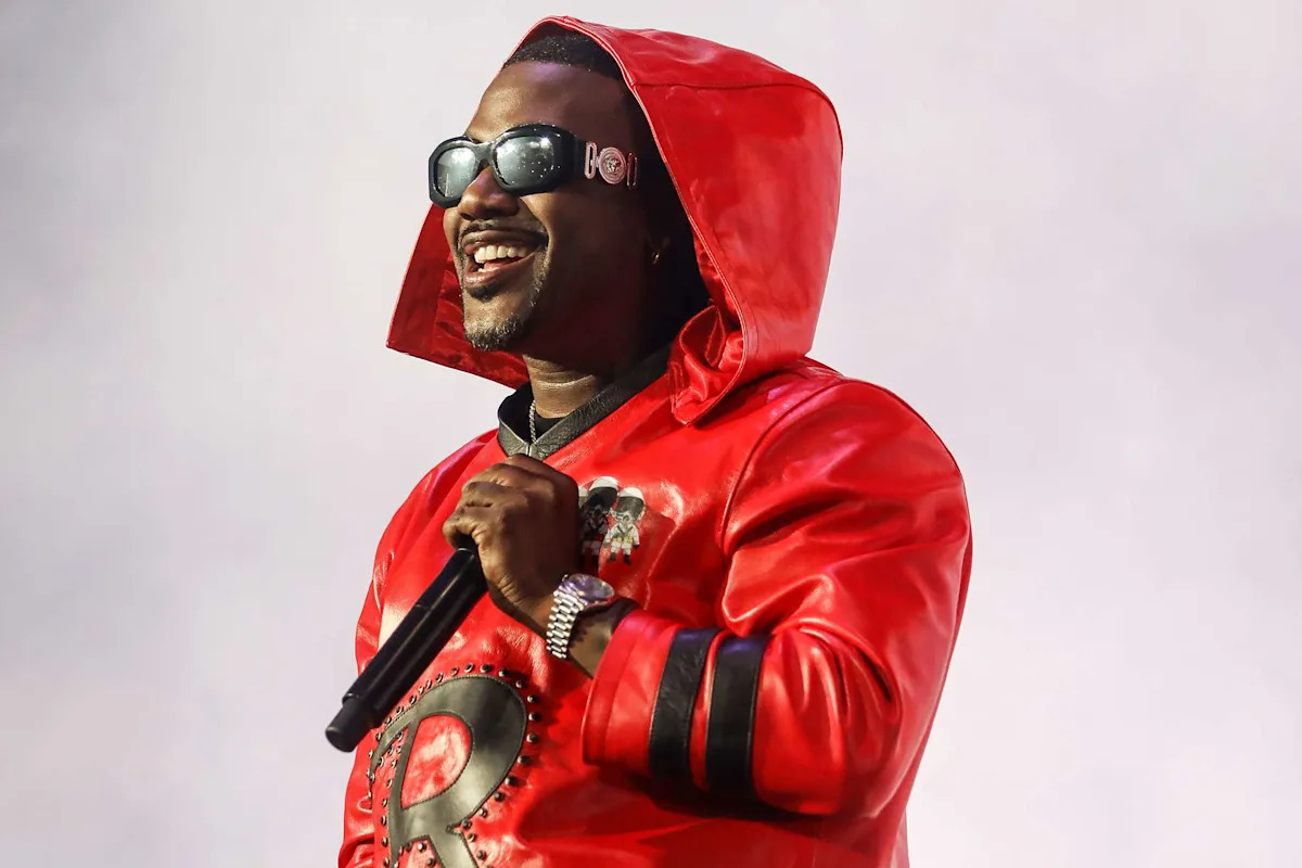 Ray J applied 'fake blood' to his eyes and heart monitor before alarming live show, photographer alleges