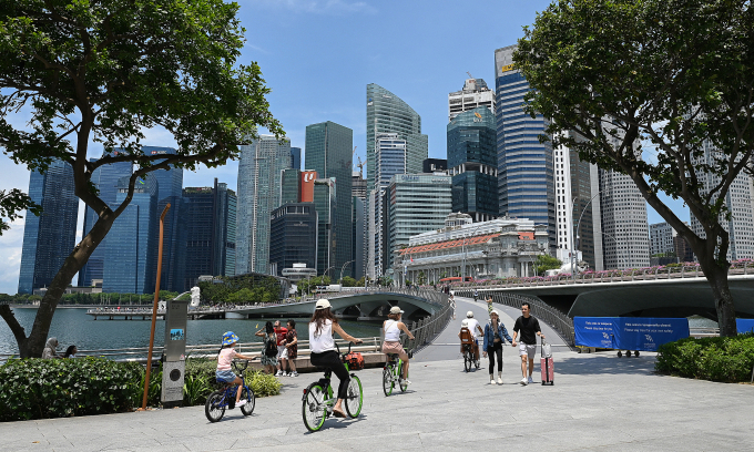 People walk across Jubilee Bridge at Marina Bay in Singapore, April 24, 2023. Photo by AFP