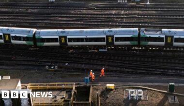 Selhurst derailment causes severe disruption on train routes - BBC
