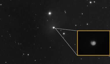 Photo of comet with a close-up of its coma showing off a distinctive spiral shape