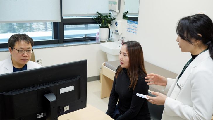 Chuluunbaatar Odgerel, a Mongolian patient, consults with medical staff at Ewha Womans University Seoul Hospital in Seoul’s Gangseo District on Feb. 12. Courtesy of Ewha Womans University Seoul Hospital