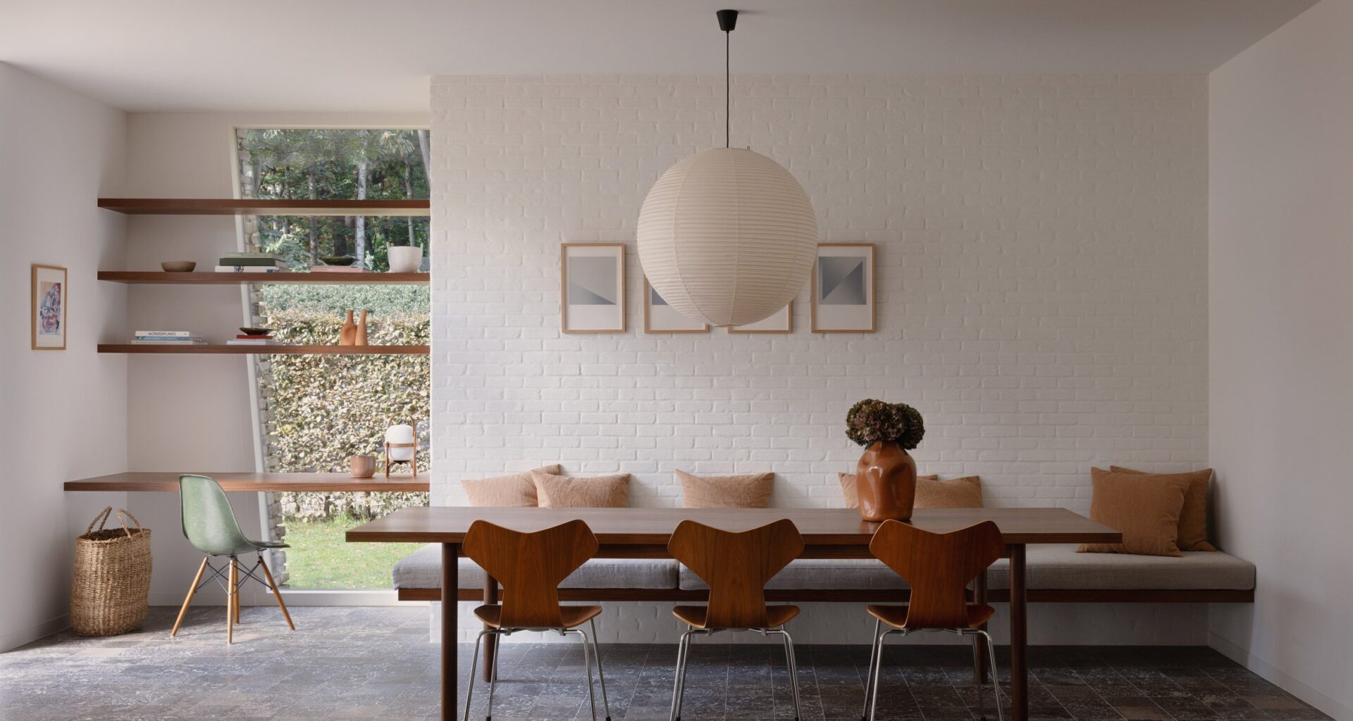 Dining table in Bungalow Sint-Martens-Latem by Decancq Vercruysse