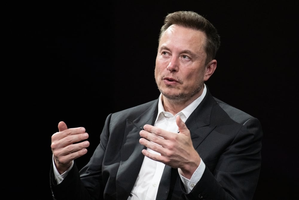 Elon Musk Says He Would 'Congratulate' Jeff Bezos For Reaching Moon First — Touts SpaceX's Lunar City Bid