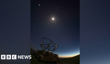 Planetary parade: Photographer captures phenomenon in Dorset - BBC