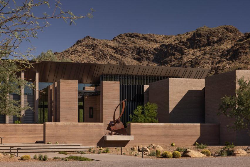 Desert Fairway Residence in Arizona by Kendle Design Collaborative