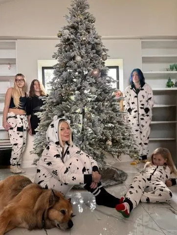 Tori Spelling poses with her five children. Tori Spelling/Instagram
