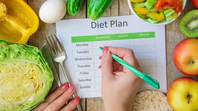 Fitness trainer Siddhartha Singh said you should be swapping is your random evening bhel puri snack with some Greek yoghurt. (Freepik)